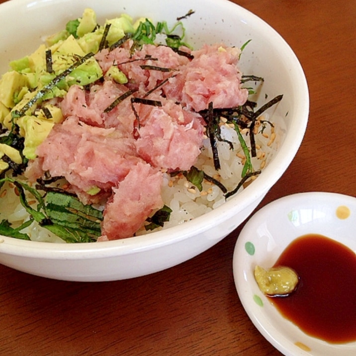 マグロとアボカドと大葉の丼